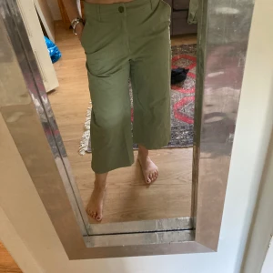 Kortare byxa i skönt tyg. - Oanvänd byxa i kortare, rak modell Passar 40-42