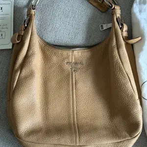 Prada Hobo bag i beige, köpt från vintage jobb. Inte kommit till användning dock fint skick perfekt väska till vardagen 