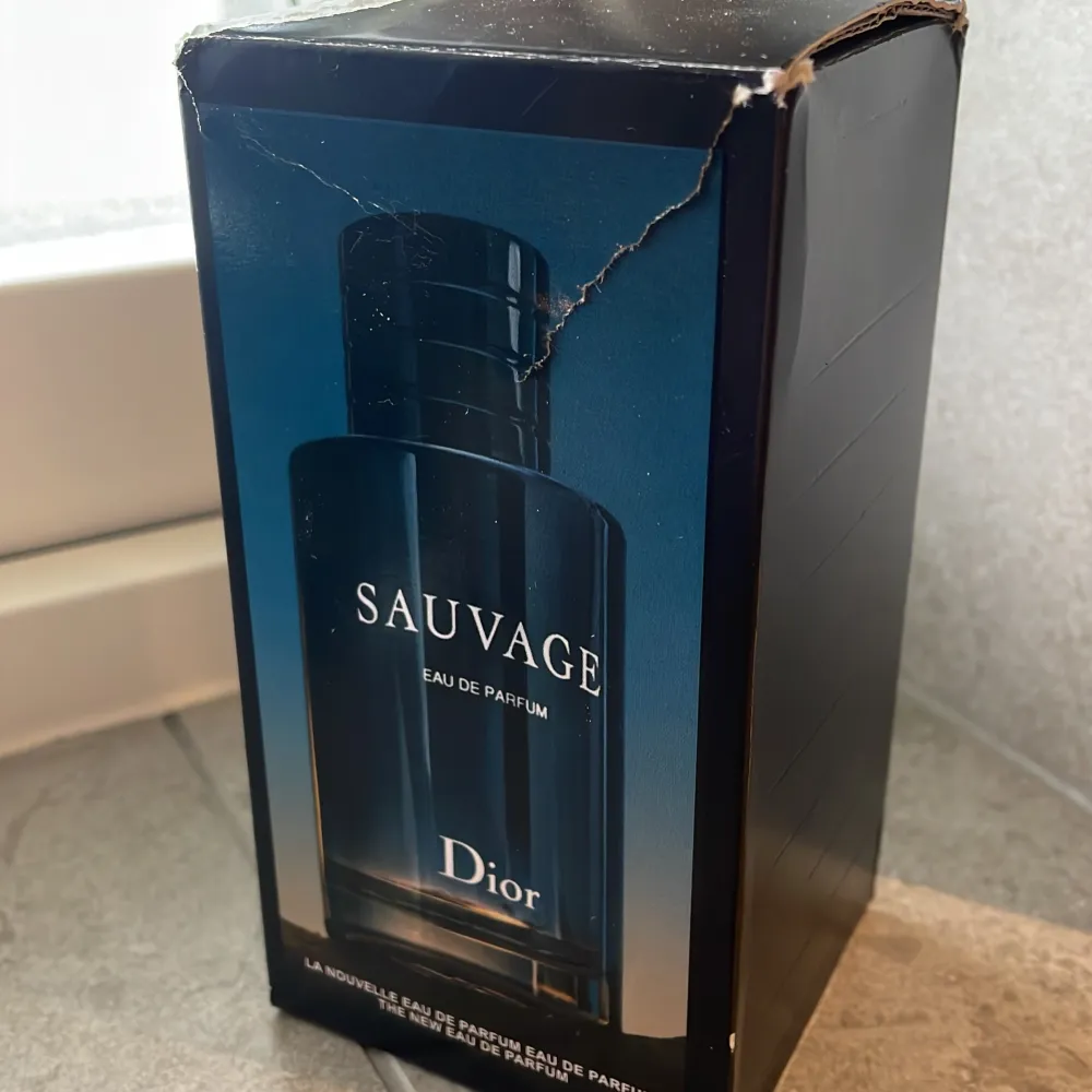 Hej 👋 säljer min nya dior Sauvage eau de parfum den är extremt sparsamt använd cirka 90 ml kvar. Detta är en otroligt fin fräsch och manlig doft som passar bra till många tillfällen. Pris kan diskuteras. Tveka inte på att köpa eller ställa frågor😁. Parfym.