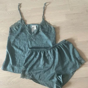 Pjyamassätt - Jättefint pyjamassätt ifrån H&M i storlek xs💕 hör av er för fler bilder och info. Pris kan diskuteras!