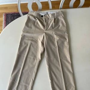 Beige kostymbyxor från weekday  - Fint skick, lite vida runt benen vilket ger en snygg look. Vid frågor skriv! 