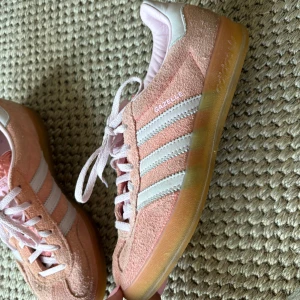 Super fina gazeller - Jätte söta rosa adidas skor. Dom har fått lite pigment fläckar där bak men annars bra skick!