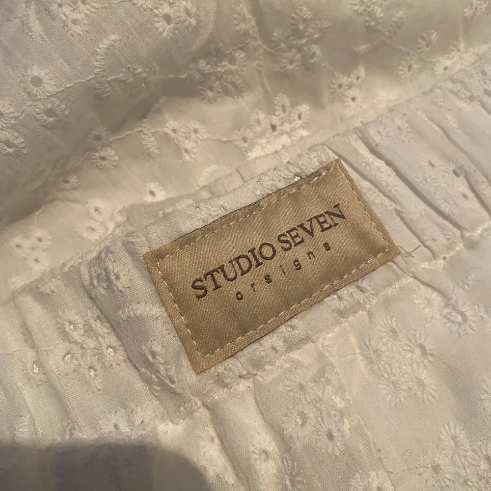 Så fina loungewear byxor från Studio Seven. Byxorna är i nyskick och har inte något fel eller skada!💕. Jeans & Byxor.