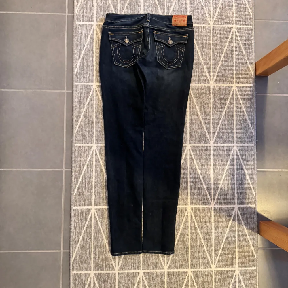 Tjena, säljer ett par true religion jeans w26 Bra skick, inga skador  köp gärna  Bootcut. Jeans & Byxor.