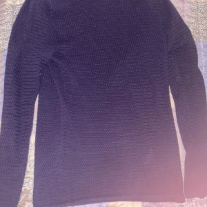 Svart stickad tröja från Jack & Jones - Säljer en snygg och stilren mörkblå stickad tröja från Jack & Jones. Perfekt för vardagliga ärenden med sin mjuka och bekväma passform. Tröjan har långa ärmar och är knappt använd, skick 9/10. om ni har några funderingar hör av er!😁✌️🙏