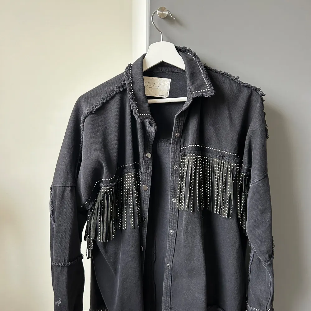 Denim jacka i svart med detaljer från Zara. Storlek: s-m . Jackor.