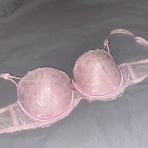 Push up bh - En superfin ljusrosa push up bh ifrån New Yorker. Storlek 75D men passar någon med 75B (med tanke på push upen) 💕