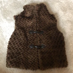 Pälsväst  - Storlek XL dam, fakepäls men skön. Nice att ha på sig