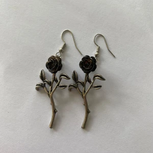 Rosörhängen - Silvriga och svarta örhängen med rosor, så coola <3 