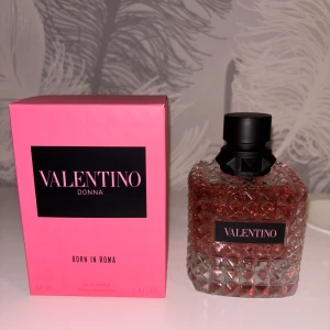 Valentino Donna Born In Roma EdP - Hjälper min syster sälja denna parfym då fel har köpts. Helt ny, oanvänd. Kommer med original förpackning. Nypris 1395kr. Tveka inte att höra av dig vid intresse!