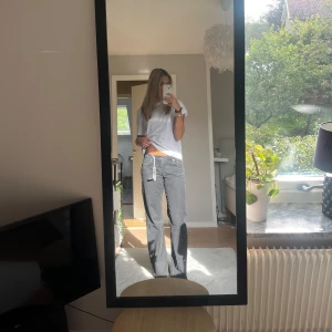 Svarta raka jeans  - Säljer dessa populär jeansen från NA-KD då jag har dubbelt upp av dom. Rak passform och har storlek 36 vilket passar mig som är 174 cm lång. Jeansen är oanvända och prislappen sitter fortfarande kvar🫶🏼🫶🏼 Originalpris är 699 kr