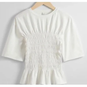 Smockad T-shirt  - Vit smockad T-shirt från Hm i Strl S