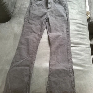 Bootcut jeans från Gina tricot  - Ett par fina Jeans som är bootcut och använda några få gånger🙌🏽 