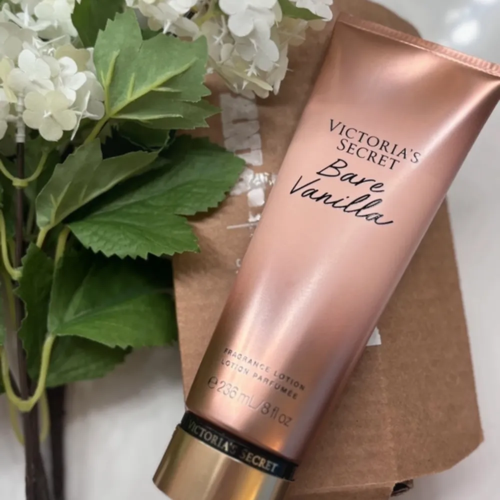 Säljer en lyxig doftlotion från Victoria's Secret i doften Bare Vanilla. Den kommer i en snygg, roséguldig tub med sexig doft. Perfekt för att återfukta huden och lämna en härlig vaniljdoft. 236 ml.. Skönhet.