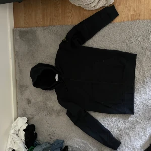 Stone island kofta - Säljer min stone island kofta efter som jag inte anväder den så ofta.