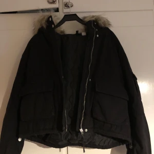 Kort vinterjacka- pälshuva - Nyskick  St S Dragsko längst ner 