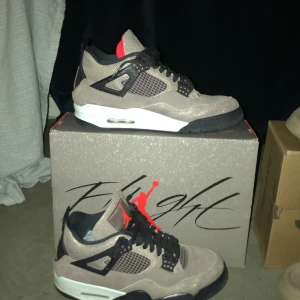 Jordan 4 retro teupe haze  - Säljer nu mina knappt använda Jordan 4or i storlek 42,5 men som även passar större storlekar. Skorna är från Stock x och såldes där senast för 7350kr. Kvitto stockx logga samt låda ingår!