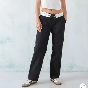 Dickies byxa  - Storlek  26 W Oanvänd/prislapp på Urban Outfitters