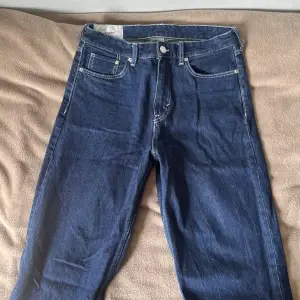 Loose fit Jeans i bra skick från HM i marinblå färg. Har vitt tyg vid sidorna och fickorna. 