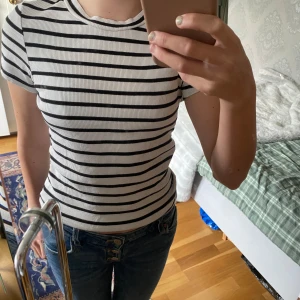 Söt randig ribbad t-shirt - Säljer nu en söt randig t-shirt då den inte kommer till användning särskilt ofta. Superbra skick!🩷
