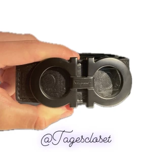 Ferragamo bälte - Tjo, säljer detta fräscha ferragamo bälte då det inte kom till så mycket användning som hade förväntats. Det är helt nytt, ett nytt hål har gjorts men annars är det inte ett märke på användning. Köpt på plick för en månad sen. Passar alla i storlek!