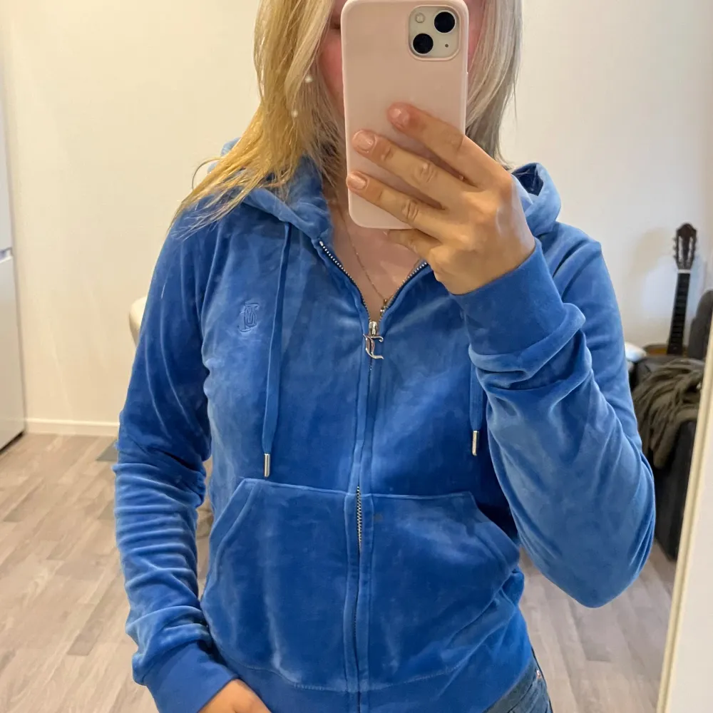 Blå hoodie från Juicy Couture. Knappt använd🩵 Köparen står för frakten📦. Hoodies.