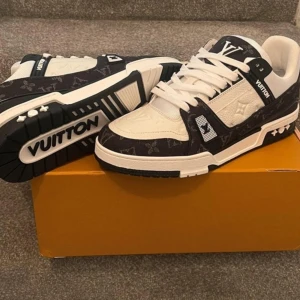 Louis Vuitton trainers - STEAL!! Ett par helt sjukt feta Louis Vuitton trainers. Skorna är i storlek 43. Köpta för ungefär ett halvår sen. De är använda 1 gång. Kvitto och og finns. Hör av er endast ifall ni är seriösa köpare!😁