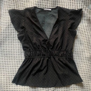 Prickig topp - Jättefin prickig topp. Svart med vita prickar. Passar både storlek s och m. Från Stradivarius💗💗