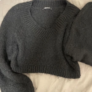 Stickad tröja  - Stickad tröja som är lite croppad i väldigt bra skick 🫶🏼