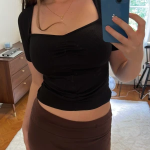 Svart topp - Ribbad svart topp från NA-KD i storlek S. Bra skick🤩🌸