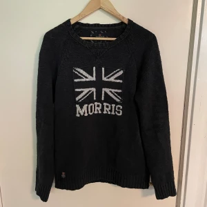Morris Sweatshirt - Säljer nu denna fina stickade morris tröja. Tröjan är i välidgt bra skick utan några skador. Storlek S men passar även M
