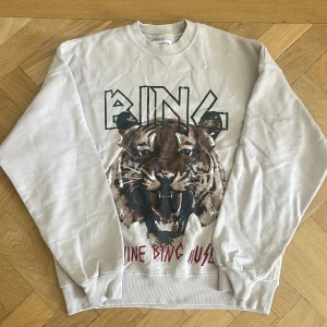 Tjocktröja med tiger - Säljer denna tröjan från lyxmärket Anine Bing (säljer ganska billigt för att den har fläckar på ärmarna)
