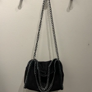 Stella McCartney liknande väska - Inte äkta!  Riktigt snygg Stella liknande väska! I bra skick och bra storlek för skolan, fritid osv 💗Pris går att diskuteras vid snabb affär