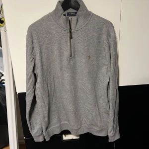 Ralph lauren half zip - Ralph Lauren half zip i utmärkt skick, använd 1-2ggr säljs pga brist på användning. tröjan är Strl L och säljer den för 600kr