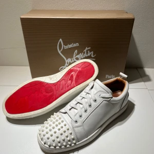 Christian Louboutin  - Säljen mina ungefär 1 år gamla Christian Louboutin dojor i storlek 43. Skicket på skorna är 7,5/10. De har tecken på användning men på avstånd är det ingenting som syns. Säljs pga att jag ska köpa nya skor. Öppen för prutning 👍
