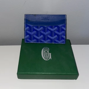 Goyard korthållare  - Hej! Säljer nu min blåa Goyard korthållare. Köpte den på plick för några månader sen så kan ej garantera äkthet. men fick en ny plånbok så ja har ingen nytta av den här.  Priset är dikuterbart vid snabb affär! Box medföljer ej.
