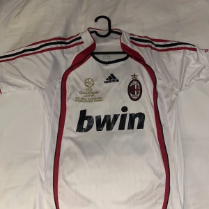 06/07 AC Milan Retro Tröja m/ Kaka’ 22 - Kaka’ 22 AC Milan Tröja från 06/07 Säsongen.   - Bra skick utan fläckar eller liknande. - Storlek M vsv. - Kaka’ 22  Tveka inte att höra av er om mer information! 