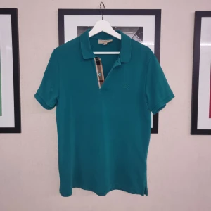 Burberry piké - Snygg ovanlig blå burberrypike i strl M men sitter mera som S. Modellen är 183 och väger ca 68. Vid frågor eller fler bilder är det bara att skriva //Kba_Closet 