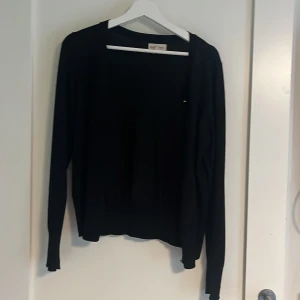 Svart kofta! - Superfin! Lite sliten på armbågarna! Köpt för ca 350kr! 