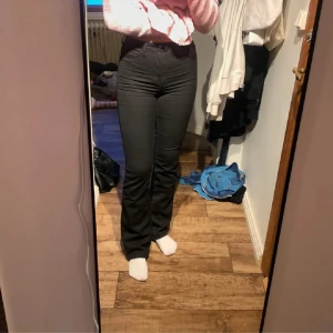 Svarta jeans - Obs! De är för små på mig så tänk på det. Använt typ två gånger. Skriv om du har några frågor!💖