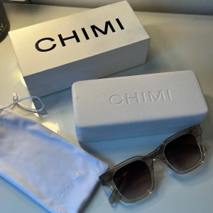 Chimi 04 Ecru - Säljer mina Chimi i modellen 04 och färgen Ecru/Beige! De är använda men har inga defekter💗Allt på första bilden följer med!