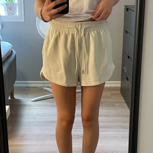 Shorts - Säljer dessa mysiga shorts från h&m då de inte kommer till användning längre. Inga defekter.