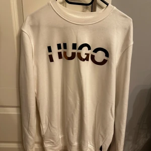 Hugo boss tröja - Hugo boss tröja som knappt är använd. Med guld svart Hugo tryck.
