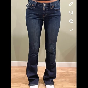 True religion jeans  - Jag säljer true religion jeans och priset kan absolut diskuteras, Dem är nästan nya och har använt dem ett få par gånger, jag är 163 men de är längre. Skriv om du vill ha bättre bilder😊