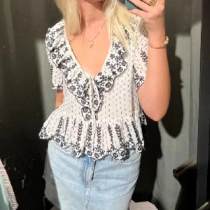 Topp - Säljer denna super fina tröja då den inte kommer till användning 💞 knappt använd och i super fint skick!