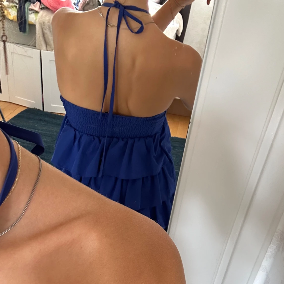 Blå bandeauklänning med volanger - 91