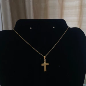 Guldhalsband med korshänge -  ett stilrent guldhalsband med ett korshänge. Kedjan är tunn och elegant, perfekt för både vardag och finare tillfällen .💓
