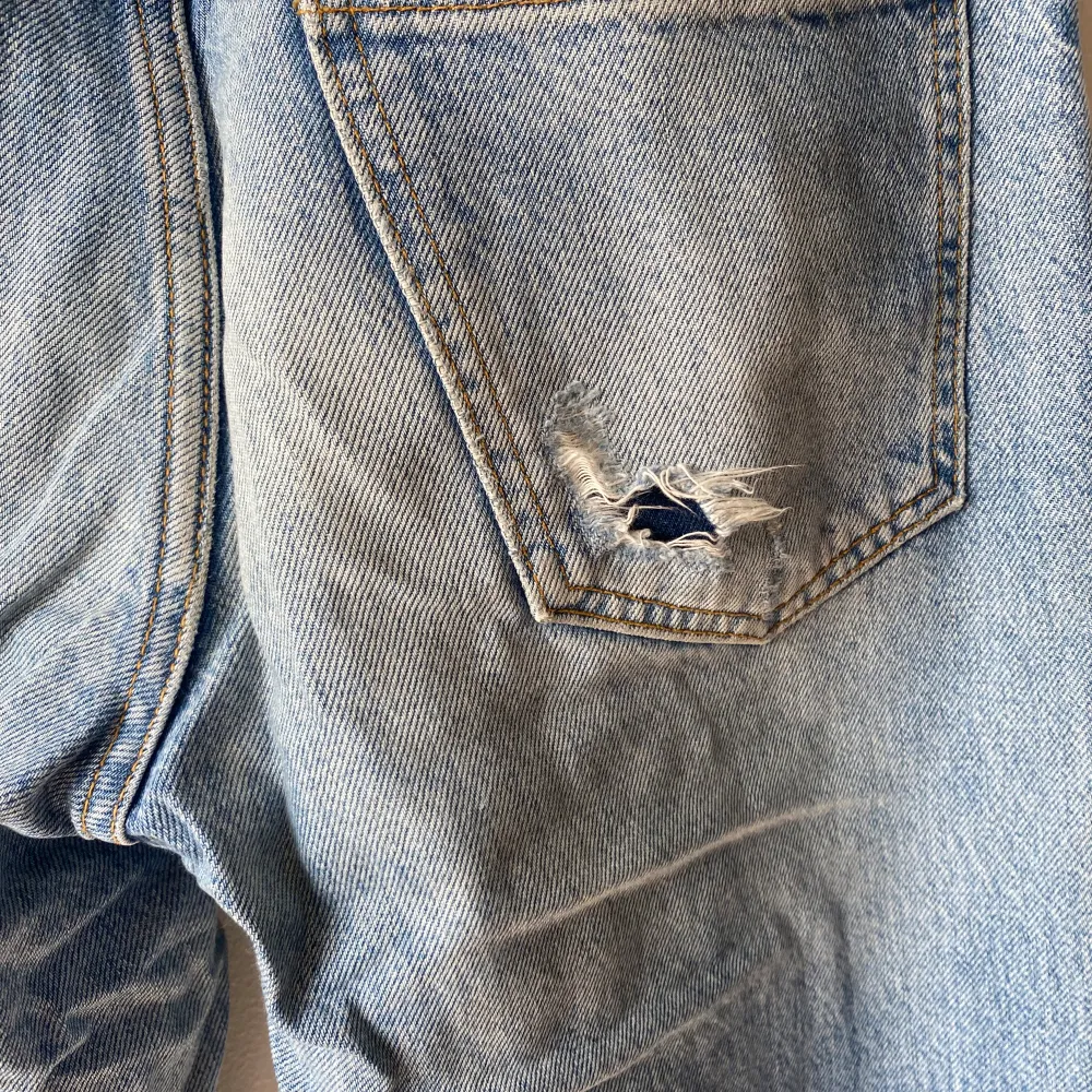 Säljer ett par ljusblå jeans från G Perfect Jeans i storlek 36. De har en cool slitning på framsidan av benet och en mindre på bakfickan. Perfekta för en avslappnad look! 🕶️. Farkut & Housut.