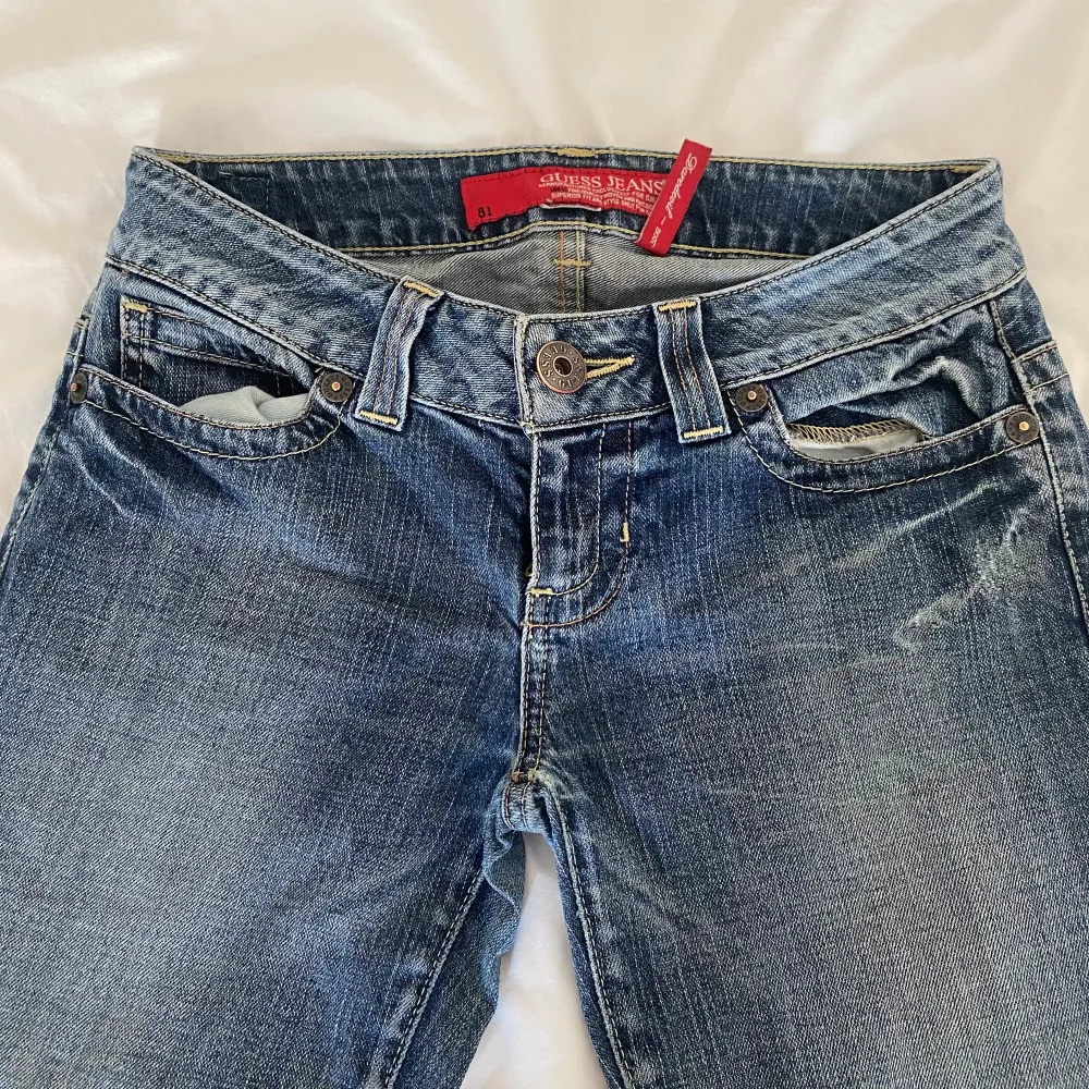 As snygga guess jeans som ja säljer pågrund av att dom tyvärr har blivit för små!😭kom privat för egna bilder!. Jeans & Byxor.