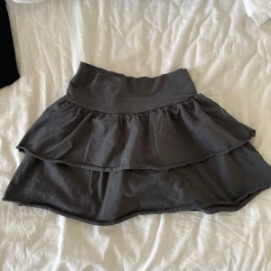 Volangkjol - Säljer min supersnygga volangkjol från HM barn som tyvär inte kommer till användning. Kjolen är aldrig använd och är storlek 170 vilket passar storlek xs-s